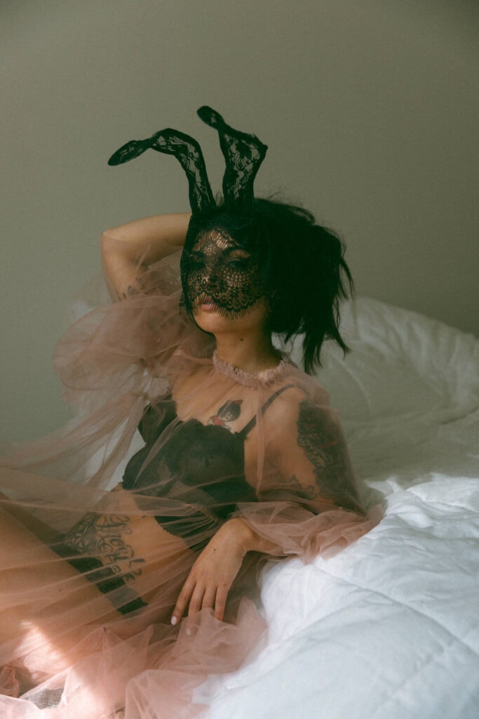 the veiled artist at her boudoir session